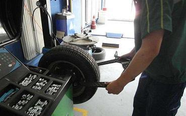 详解汽车四轮定位 原理、症状与维修指南