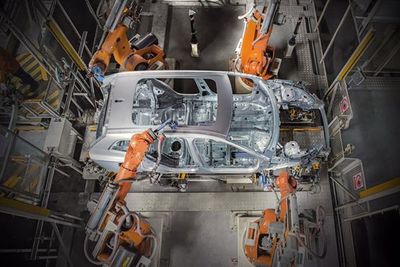 国产沃尔沃XC60乘“长安号”中欧班列出口欧洲，彰显中国智造全球布局